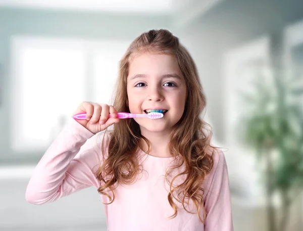 Gyermek lány, takarítás a fogak, a fürdőszobában. Fogászati egészség. — Stock Fotó