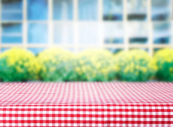 Tabella di visualizzazione del prodotto coperta a scacchi panno da picnic rosso . — Foto Stock
