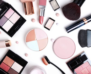 Kozmetik koleksiyonu kümesi.