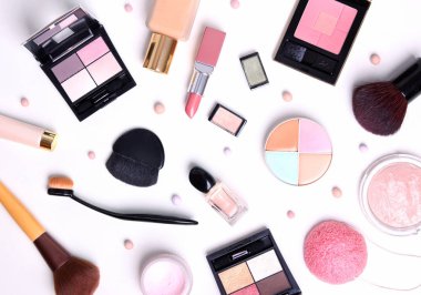 Dekoratif kozmetik beyaz arka plan üzerinde ayarla.