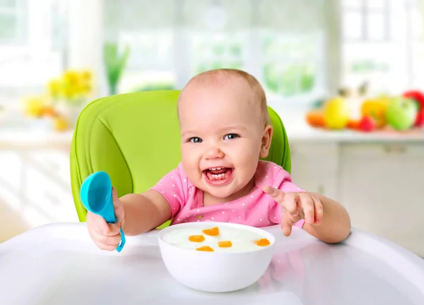 Barn näring. Barnet äter. Ler ungen har en måltid. — Stockfoto