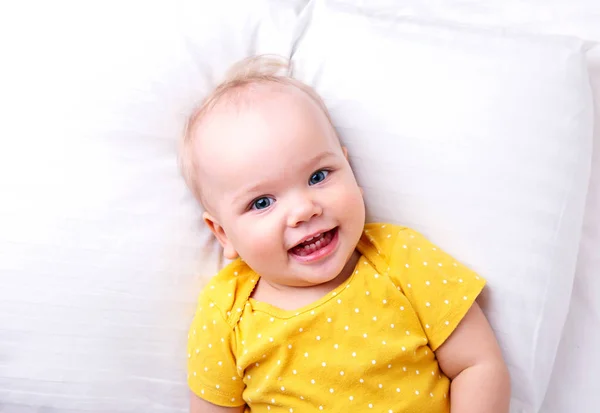 白人の赤ちゃんが白いリネンの背景に笑っています。. — ストック写真