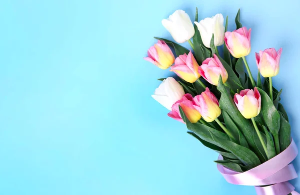 Bouquet tulipes sur fond bleu espace vide . — Photo