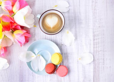 Acıbadem kurabiyesi ve ahşap masa üstüne vurup görüntüleyin.