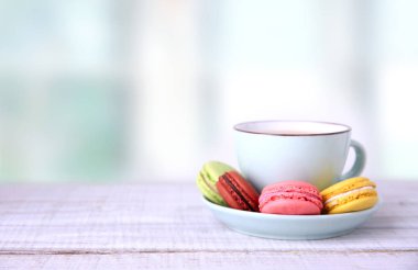 Kahve çay Kupası ve macaroons ahşap tablo.