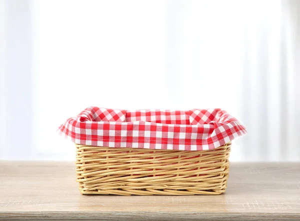 Cesta de paja sobre mesa de madera fondo blanco.Recipiente vacío . —  Fotos de Stock