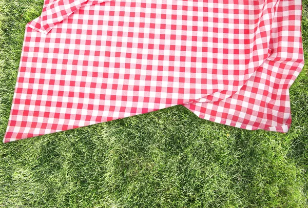 Yeşil çimen arka planında piknik giysisi boş boşluk. — Stok fotoğraf