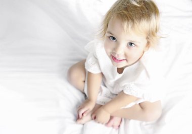 Beyaz gülümseyen portredeki beyaz çocuk, sağlıklı yaşam tarzı, iyileş.