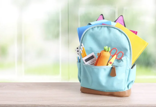 Mochila escolar, saco azul com acessórios coloridos, suprimentos . — Fotografia de Stock
