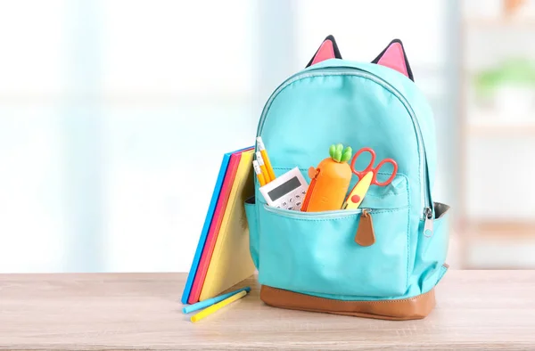 Школьный рюкзак с принадлежностями . — стоковое фото