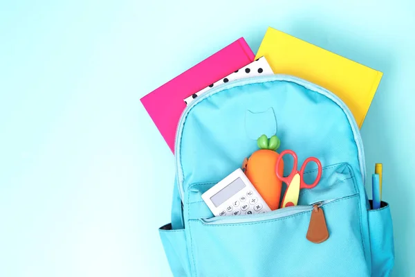 Bolsa escolar azul, mochila com acessórios espaço vazio . — Fotografia de Stock