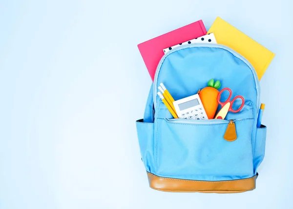 Μπλε σχολική τσάντα πλάτης με αξεσουάρ, τσάντα με προμήθειες άδεια sp — Φωτογραφία Αρχείου