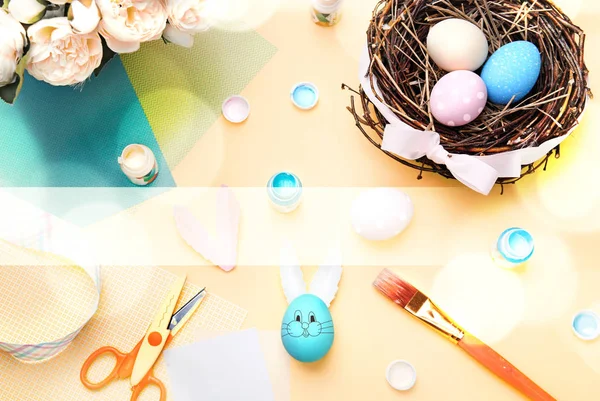 Ovos de Páscoa no ninho espaço de cópia vazio, design de artesanato, decoração de férias — Fotografia de Stock