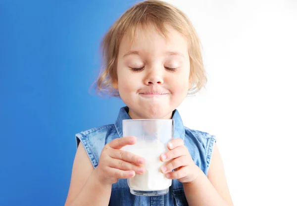 Kind met glas melk in hans closeup portret, kid drinken m — Stockfoto