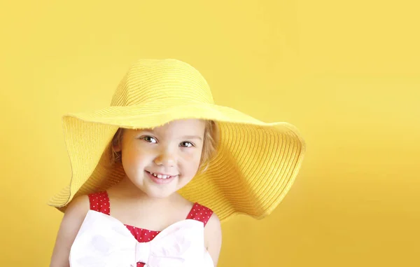 黄色の背景に子供の女の子の肖像画、夏のデザインの職業 — ストック写真