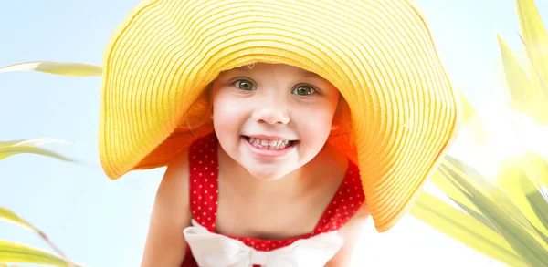 Vit leende barn flicka närbild porträtt, sommar natur desi — Stockfoto