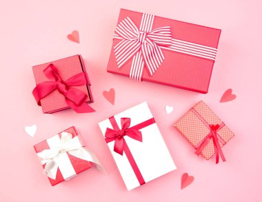 Pembe arka planda kırmızı ve beyaz hediye kutuları Sevgililer Günü, güve