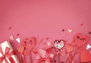 Sevgililer günü kalbi kırmızı, boş bir alanda dekore edilmiş. Romantik.