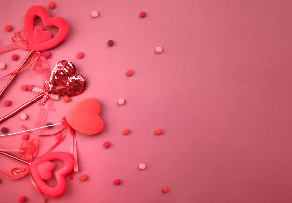 Walentynki serca urządzone czerwone puste tło przestrzeni. — Zdjęcie stockowe
