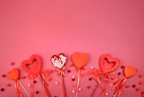 Roter Valentinstag dekoriert mit Herzen leeren Raum Hintergrund. — Stockfoto