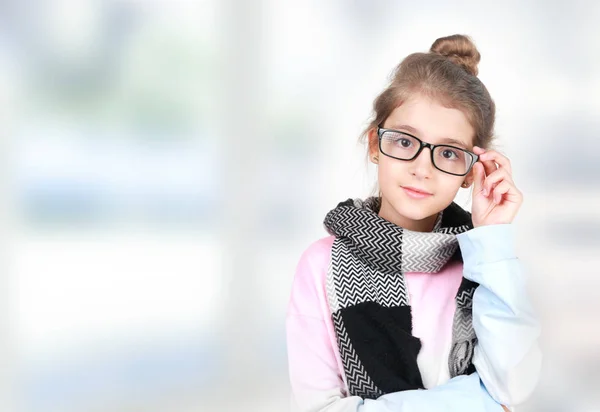 Tini kor gyermek lány szemüvegben portré üres másolás hely, iskola — Stock Fotó