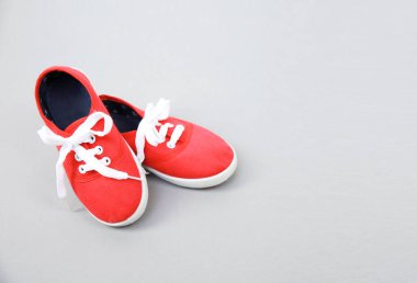 Boş arkaplanda kırmızı tekstil ayakkabıları, çocuk ayakkabıları, çocuk ayakkabıları..