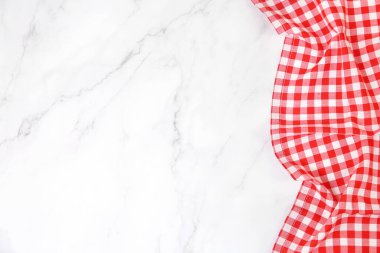 Masanın üzerinde kırmızı kareli piknik havlusu, beyaz arka planda Gingham kumaşı. Yemek reklamı boş arkaplan..