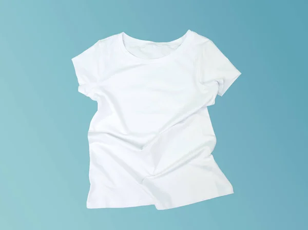 Bianco Shirt Piatta Laici Sfondo Blu Object Casual Camicia Spazio — Foto Stock