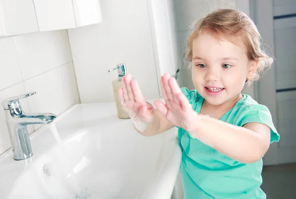 子供の女の子はバスルームで彼女の手を望んでいます 子供の衛生 健康的なライフスタイル 石鹸を使用して人 きれいな手 — ストック写真
