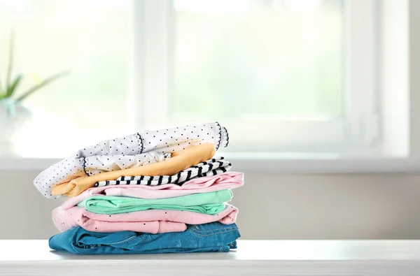 Stapel Von Kleidung Auf Dem Tisch Indoors Bunte Gefaltete Baumwollkleidung — Stockfoto