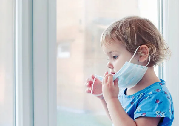 Bambino Bambino Che Indossa Una Maschera Medica Protettiva Seduto Davanzale — Foto Stock