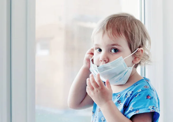 Bambino Bambino Che Indossa Una Maschera Medica Protettiva Seduto Davanzale — Foto Stock