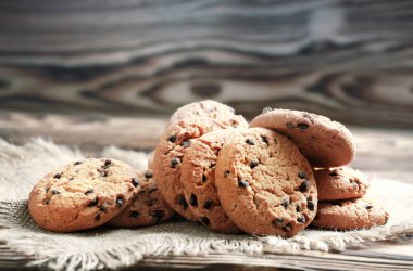 Tahta masada çikolatalı kurabiyeler. Yakın plan. Bisküvi yığını..