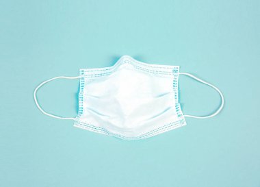 Yeşil mavi arkaplan görünümlü koruyucu yüz maskesi, tek nesne, koronavirüs koruması.