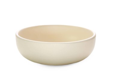 Beyaz arka planda izole edilmiş bej seramik kâse, yemek tabağı, stüdyo çekimi. Boş mutfak gereçleri..