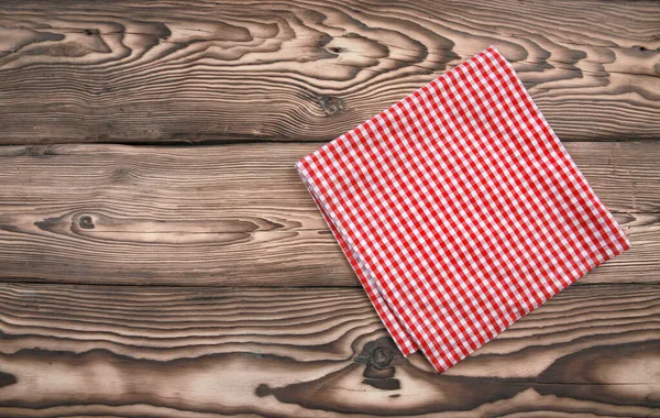 Kariertes Rotes Picknicktuch Auf Hölzernem Hintergrund Gefaltetes Kariertes Küchentuch Auf — Stockfoto