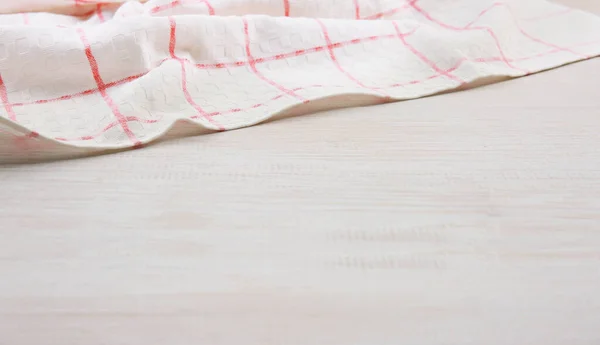 木制桌子上的格子毛巾空背景 厨房用布装饰 食品广告设计 — 图库照片