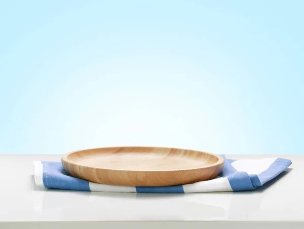 Ξύλινο Πιάτο Στο Τραπέζι Κενό Μπλε Φόντο Πιάτο Για Εμφανίσετε — Φωτογραφία Αρχείου