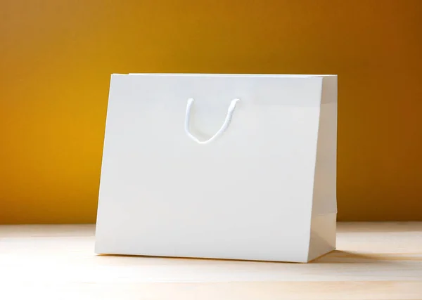 白いショッピングバッグを閉じる空のコピースペース 購入シンボル — ストック写真