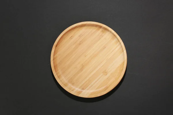 黑色背景上方的木制菜盘 用盘子做空食物的广告 — 图库照片