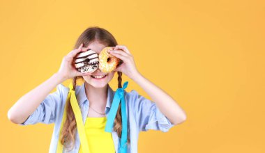 Donut gözlü mutlu çocuk boş yer sarısı arka plan. Komik çocuk olumlu ilgi görüyor. Küçük kız eğleniyor..