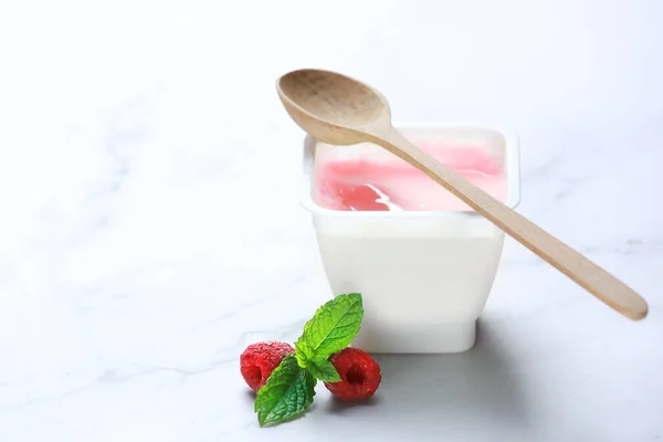 Raspberry Yoghurt Closeup Empty Copy Space Pink Milky Yogurt Plastic — Stock Photo, Image
