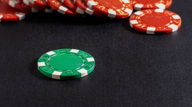 Poker fişleri ve eski kırmızı zarlar