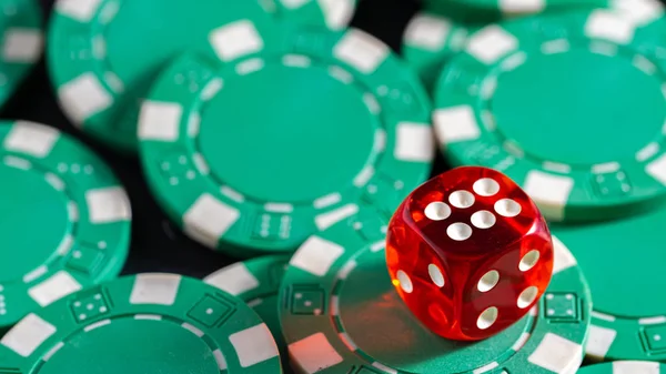 Poker Fişleri Eski Kırmızı Zarlar — Stok fotoğraf