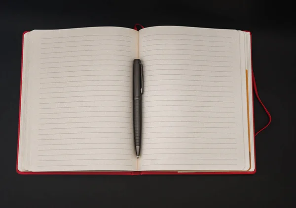 Cuadernos Bolígrafo Una Taza Sobre Fondo Negro —  Fotos de Stock