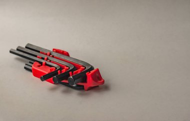 beyaz arkaplanda allen tuşları ve metre