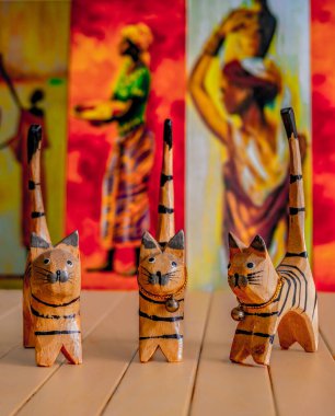 Örgü iğneleri, yünler, ipler, iplik yumağı, bazı nesneler ve kedi figürleri.