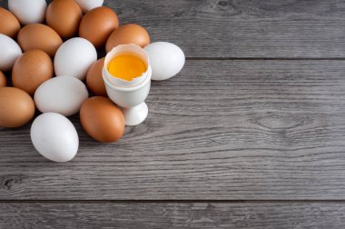 Yumurtalar fincanda ve masada.