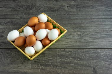 Yumurtalar fincanda ve masada.