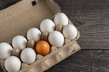 Yumurtalar fincanda ve masada.